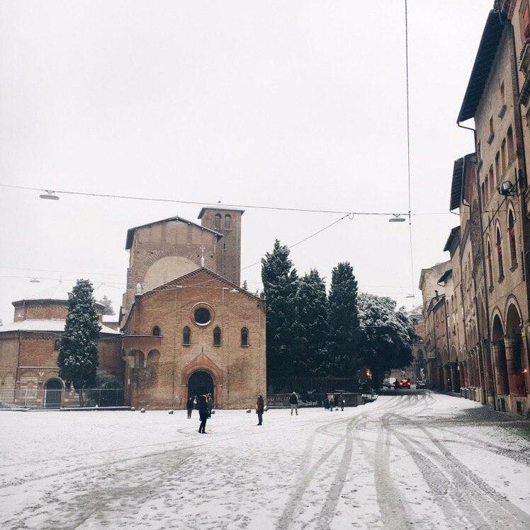 Piazza Santo Stefano, одна из главных площадей Болоньи во время декабрьского снегопада