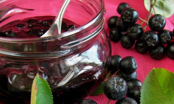 У хорошей хозяйки в кладовке всегда есть место для заготовок из черноплодки. 
