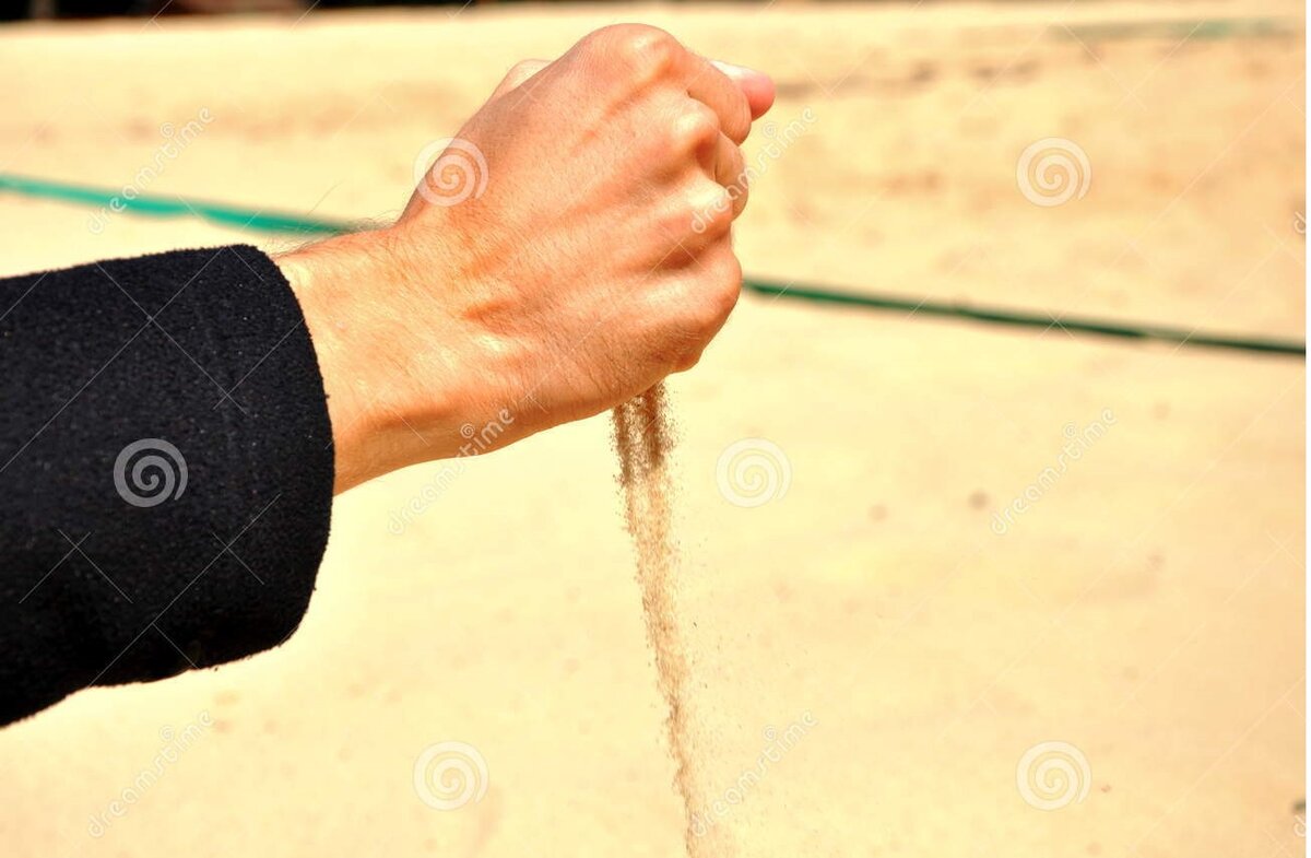 Сыплется. Сыпет песок. Песок в кулаке. Чел с сыплющимся песком в руке. Песок сквозь пальцы.