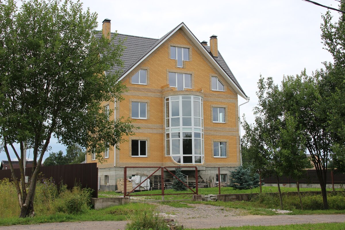 Жилой дом высотой не более 20 метров и этажностью не более трех надземных этажей.