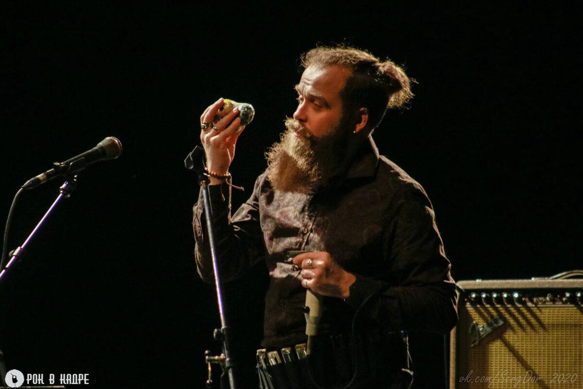 Ледовый дворец калуга концерт. 4 4 выступит. Полный зал би2 селфи. Poets of the fall а краснодаре. Фигуристка туктамышева кп 2021.