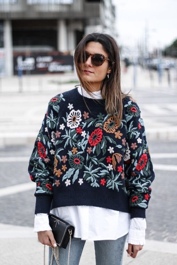 Фото: http://ladysovet.ru/moda/krasivo-i-zhenstvenno-sviter-s-vyshivko