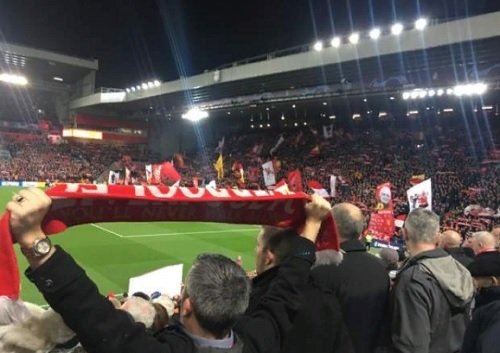 

Коронавирус пока не перелетел через Ла-Манш, поэтому на "Энфилде" не было пустых трибун. Единственные вещи, что напоминали об объявленной главой ВОЗ пандемии болезни, - это отсутствие рукопожатий между футболистами и внушительная группа болельщиков из Мадрида. Дело в том, что ближайшие 2 тура в Ла Лиге пройдут без зрителей, поэтому для поклонников "матрасников" выезд в Ливерпуль приобретал дополнительный импульс. И пока самолету "Ромы" не разрешали приземлиться в Испании, "Хетафе" отказывался от поездки в Милан, а в Париже можно было послушать, о чем говорят звезды ПСЖ, матч на "Энфилде" выглядел настоящей футбольной битвой, как сражение у стен Хельмовой Пади из "Властелина Колец" (а кто армия Сарумана, кто защитники Рохана, каждый решал, исходя из собственных предпочтений).
