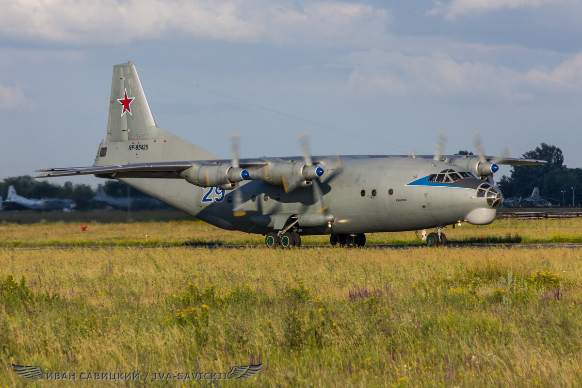 Ан 12 н. АН-12 Таганрог. Самолëт АН-12бк Балабаново. Ан12 11260. АН-12 В Мелитополе.