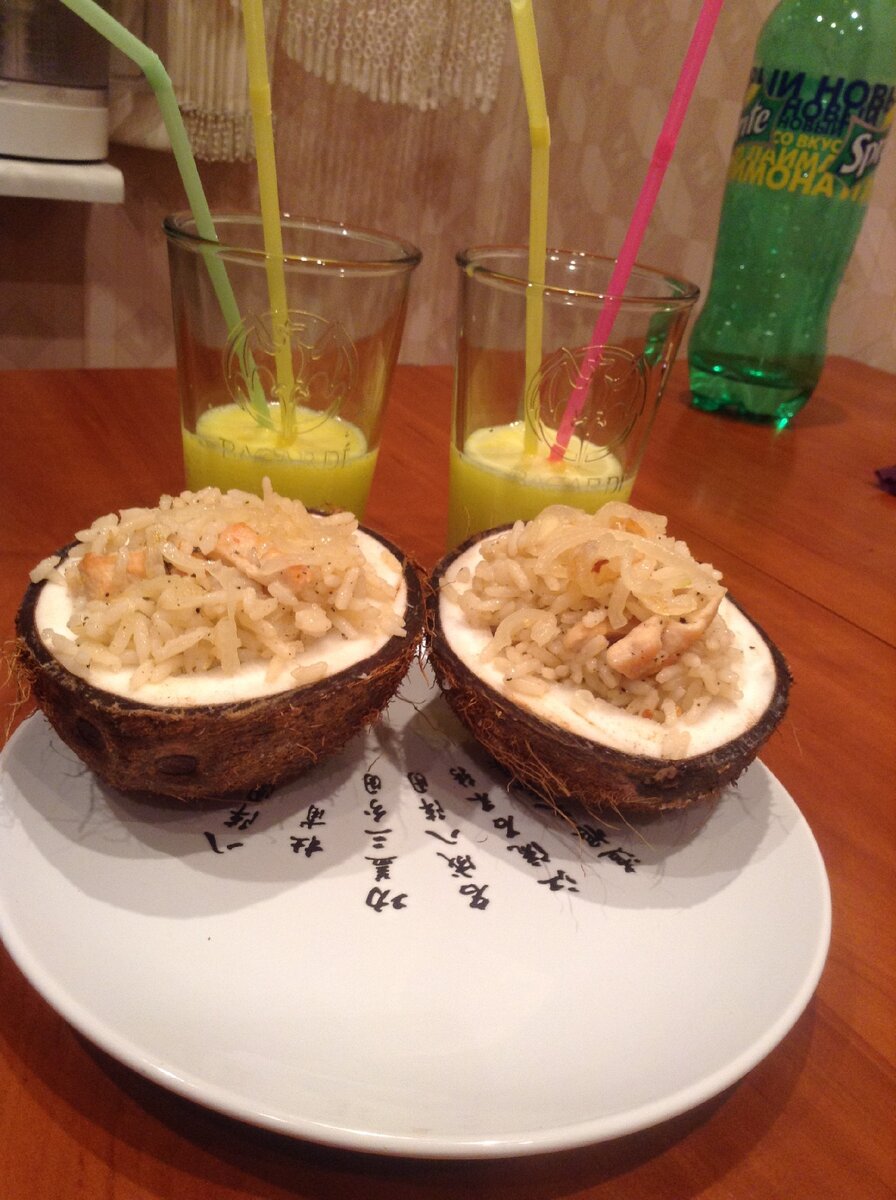 Тайский рис с курицей в кокосе