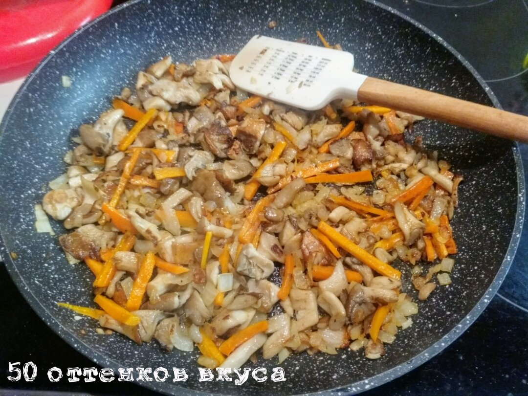 Картофельный рулет в беконе с начинкой из грибов и овощей.