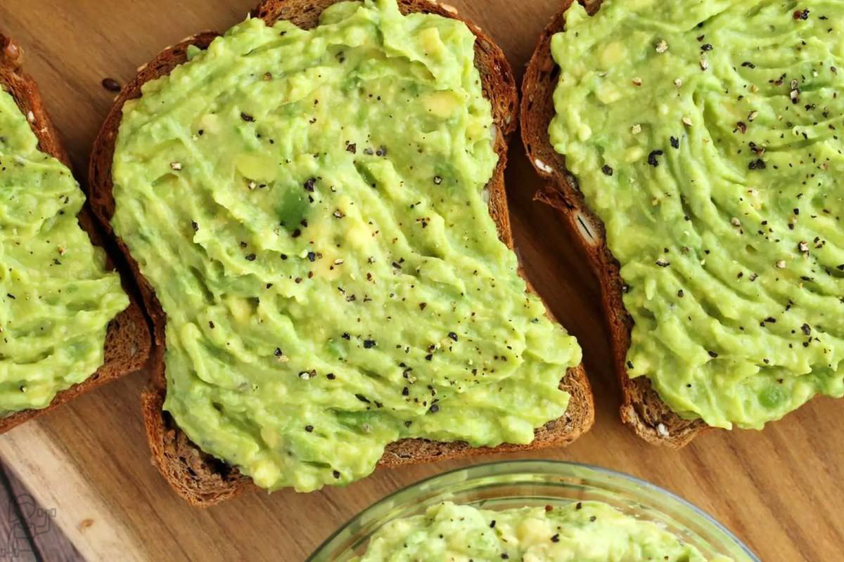 Вариант употребления авокадо в виде паштета(мелко раздавленный вилочкой). Отлично подойдет для завтрака!