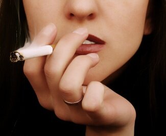 Почему курящим женщинам не назначают комплексные оральные контрацептивы и какие методы предохранения им подходят. Знаете, сколько в России курящих женщин? Я не смогла узнать.