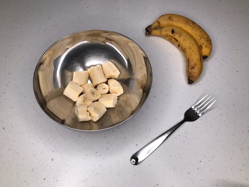 Очищаем бананы