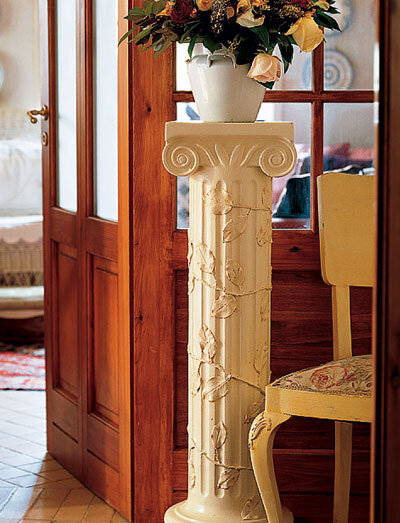 Декоративная подставка для цветов, сделанная в виде древнегреческой колонны, — обыкновенная штамповка. А с узором из «слоновой кости» - произведение ручной работы!