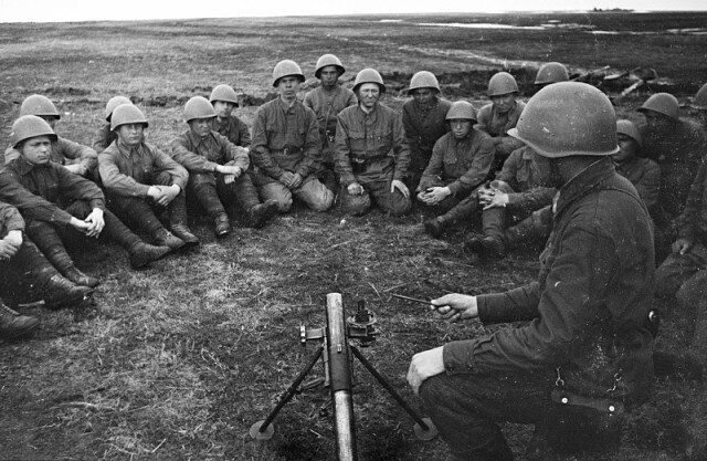Бойцы изучают 50-мм ротный миномет образца 1938 года.