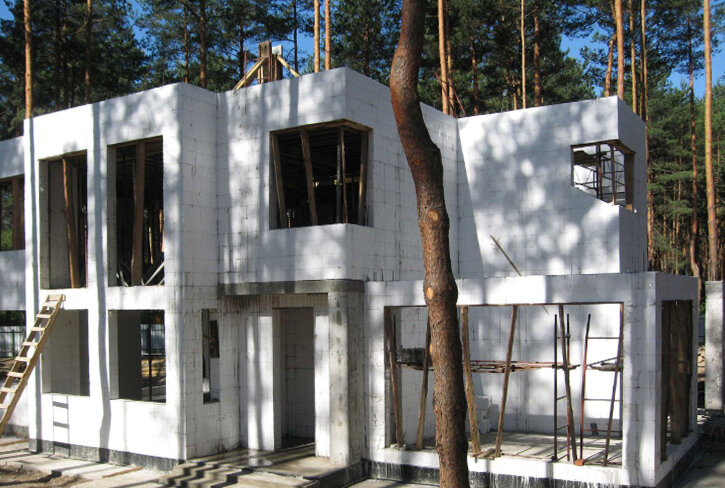 Вот так, ряд за рядом возводится дом из монолитного железобетона методом несъемной опалубки