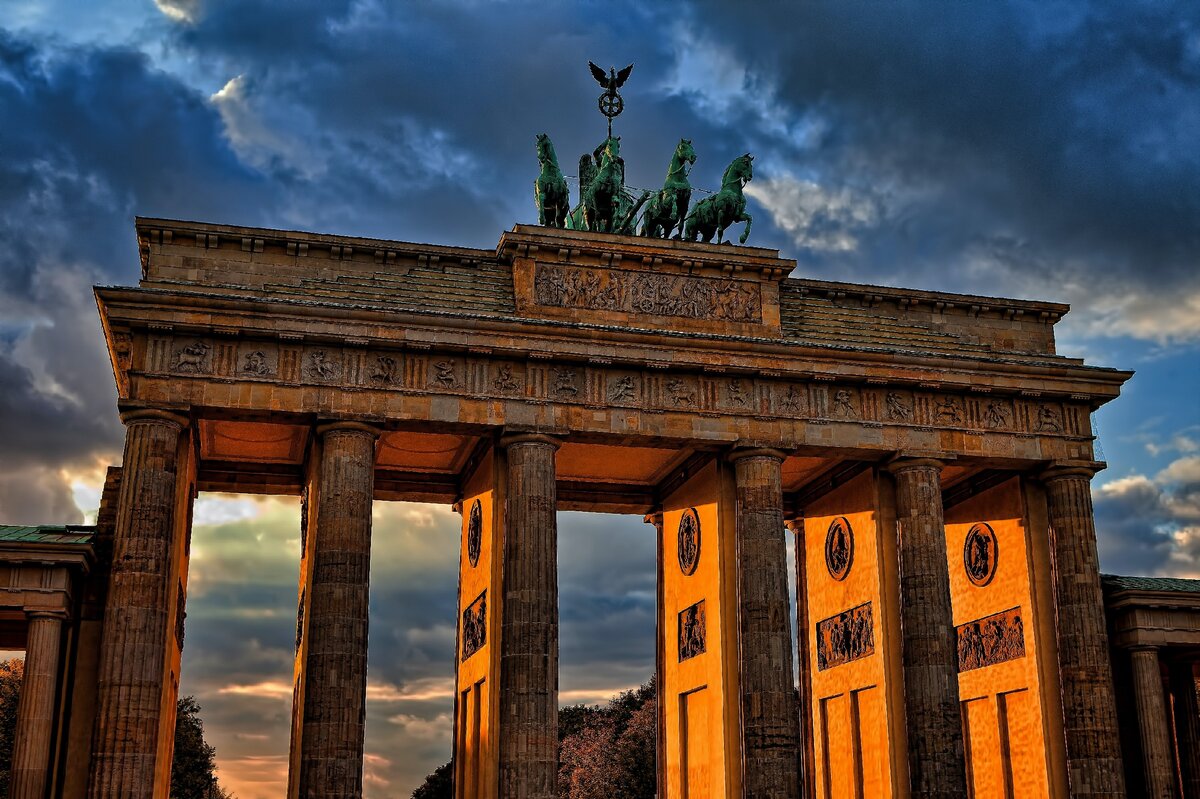 Индекс DAX отражает состояние немецкой экономики и включает в себя 30 крупнейших компаний Германии.