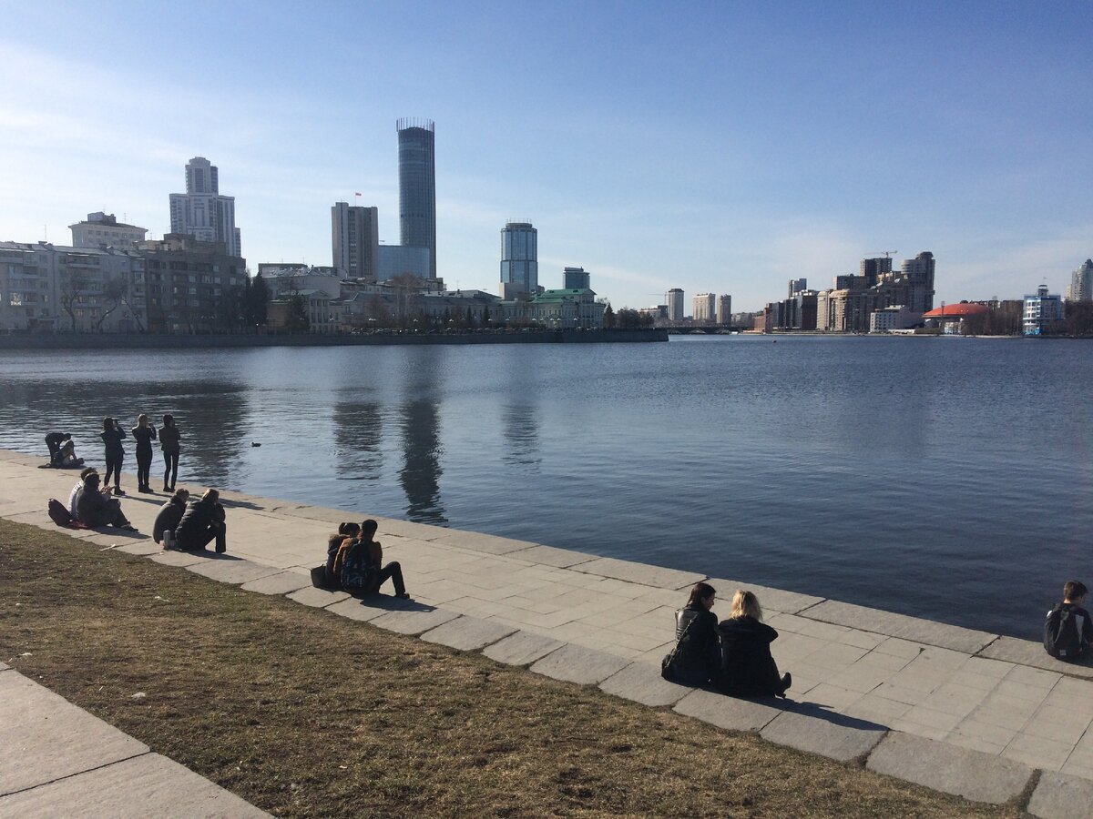 городская Набережная. Вид на "Екатеринбург-Сити" и Ельцин-центр (лето 2019)