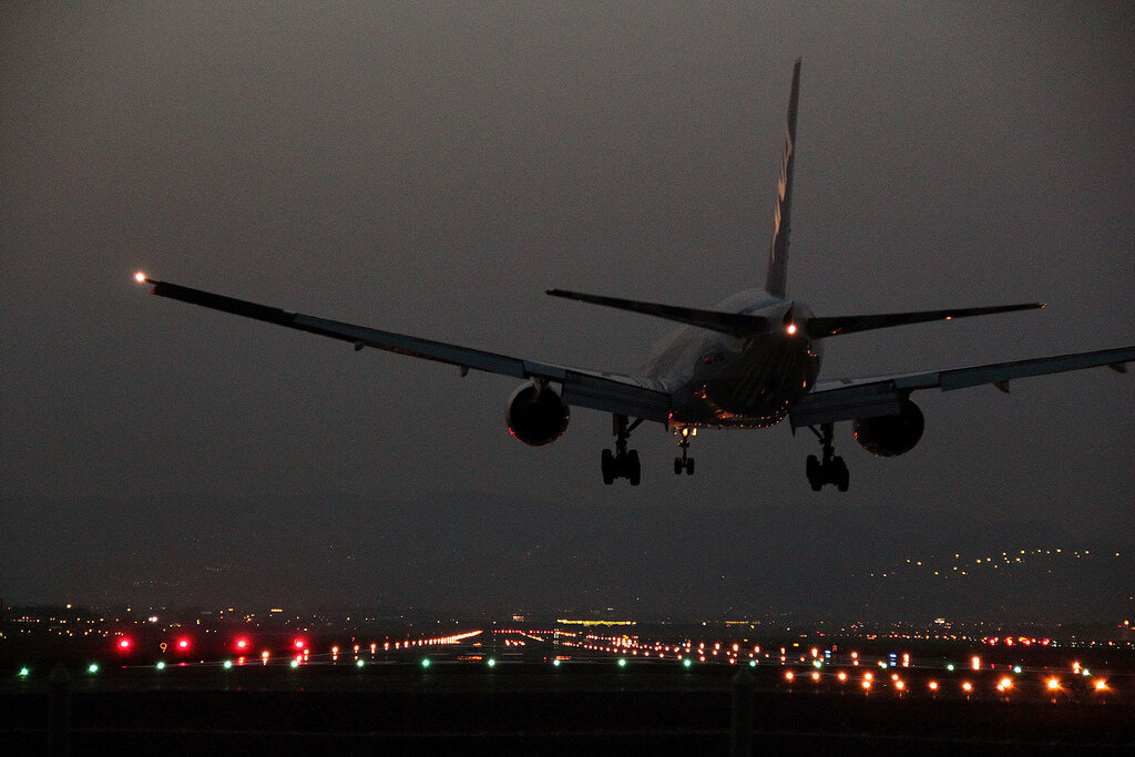 Аэронавигационные огни - не представляют опасности, иногда кажутся жуткими из салона, и то для тех, кто летит впервые! 