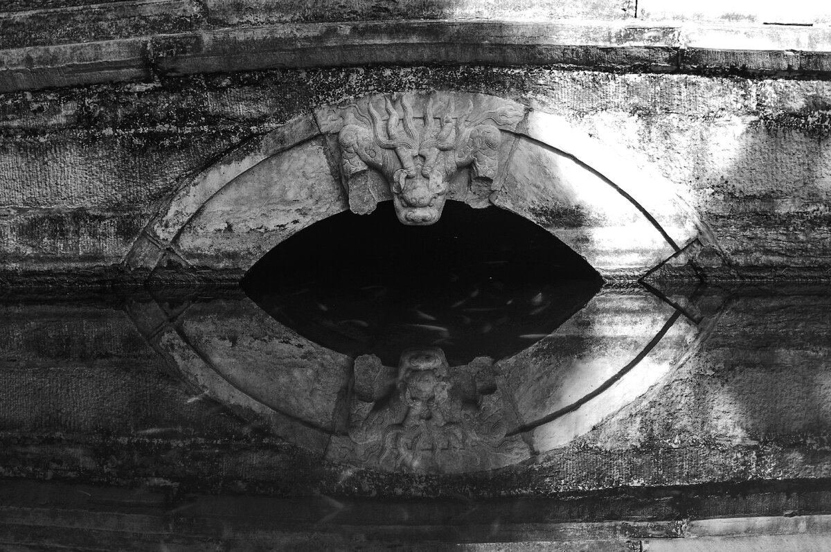 А кто-то говорит, что он не верит ни во что. Но в таком случае, он тоже верит. Верит в то, что ничто не может определить его судьбу, ни что над ним не властно.