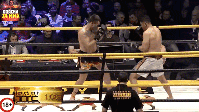 Раунд заканчивается и боец в белых штанах просто не хочет уже драться.