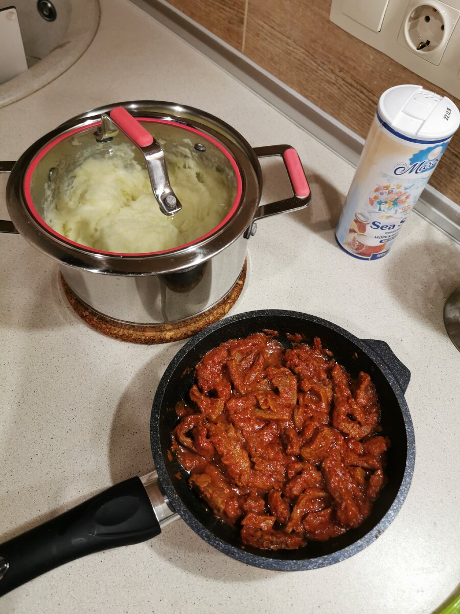 Гуляш с картофельным пюре 