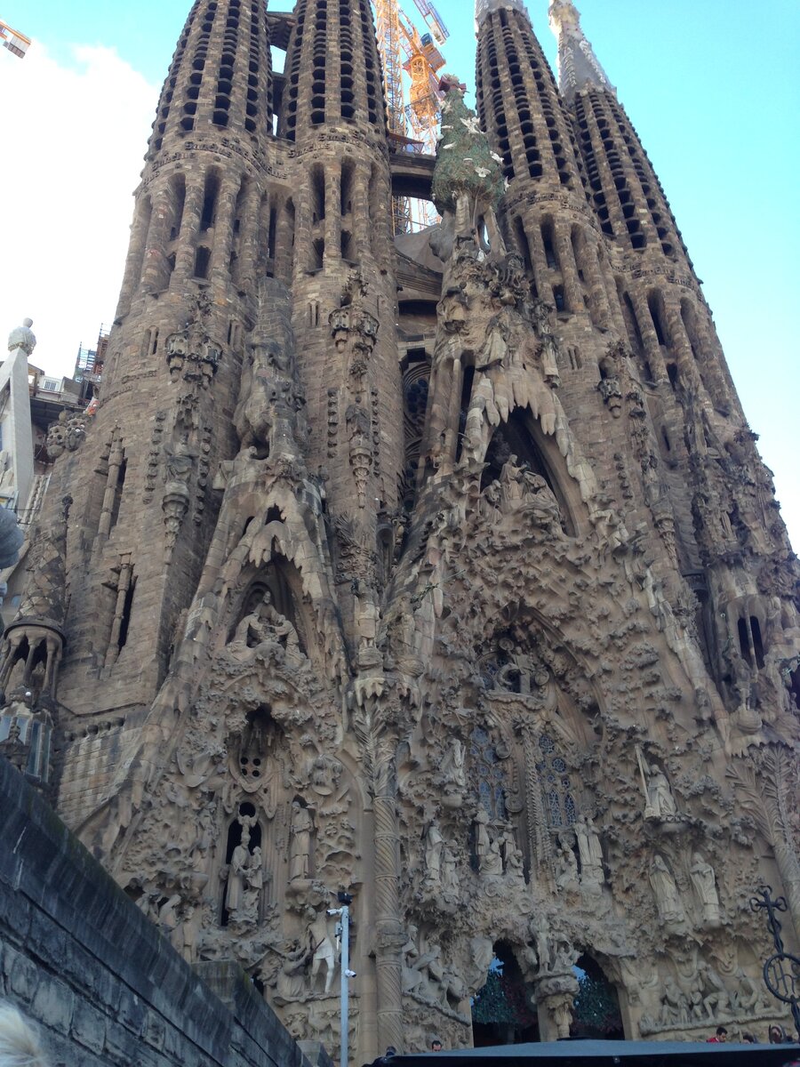 Барселона;  храм Святого Семейства Sagrada Familia. (Фото автора).