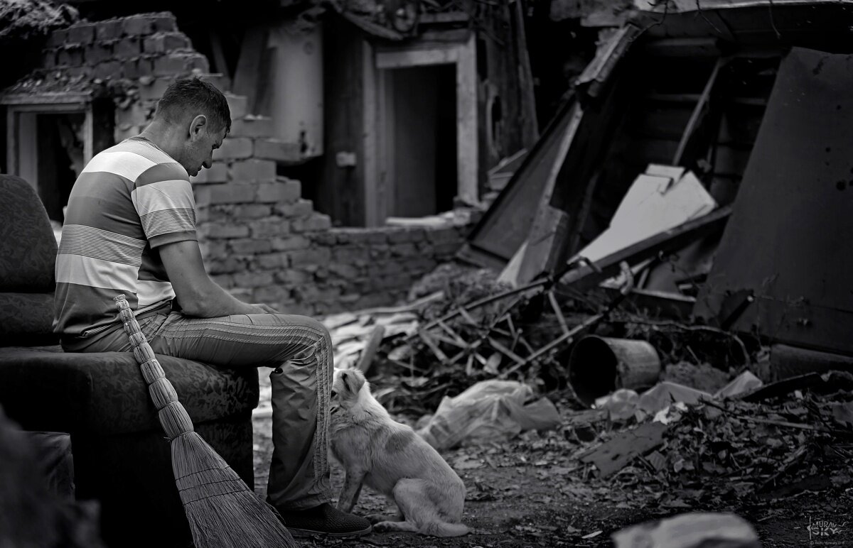 Всё что осталось у мужчины после бомбёжки и обстрелов.