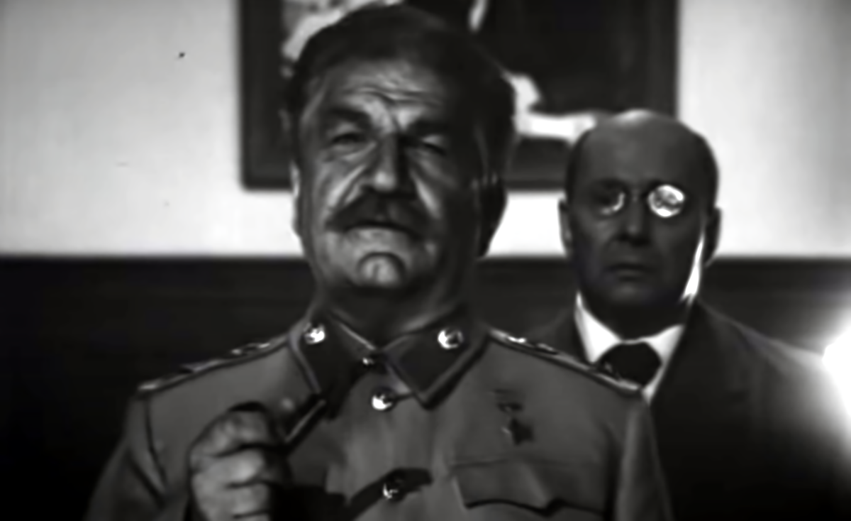 Георгий Саакян, по собственному признанию, начал изображать Сталина еще при жизни генералиссимуса, а получать за это деньги стал с 70-х годов © Одесская киностудия