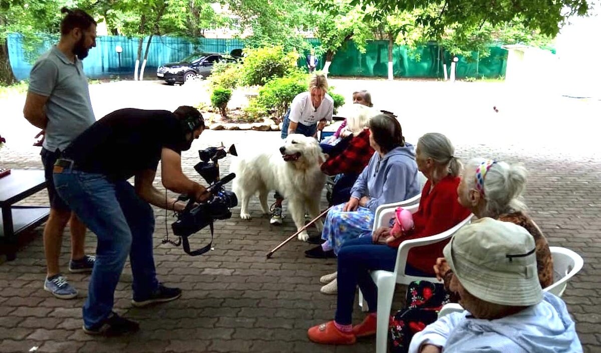 Алиса Салтыкова  со своим псом Шариком в гостях у постояльцев пансионата для пожилых "Долголетие" в Москве