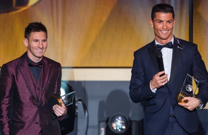 Фото где Месси и Роналду обсуждают дом Лео. 