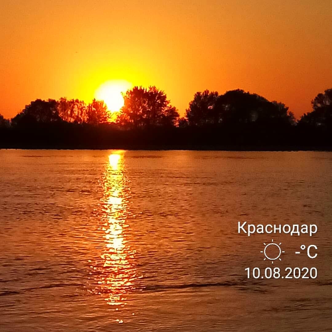 Вид с Юбилейного района на дачные массивы через реку Кубань.