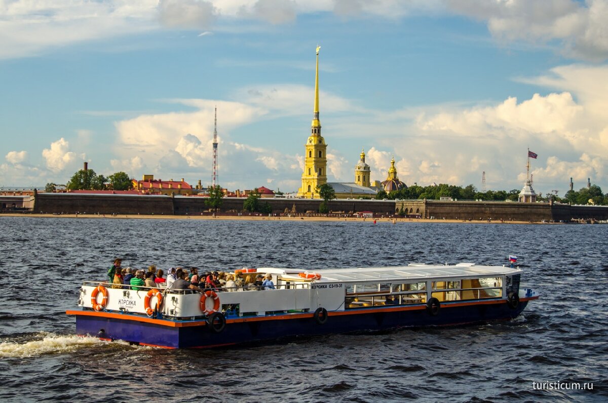 Туристы, которые приедут осенью, еще успеют дать загрузку прогулочным корабликам.