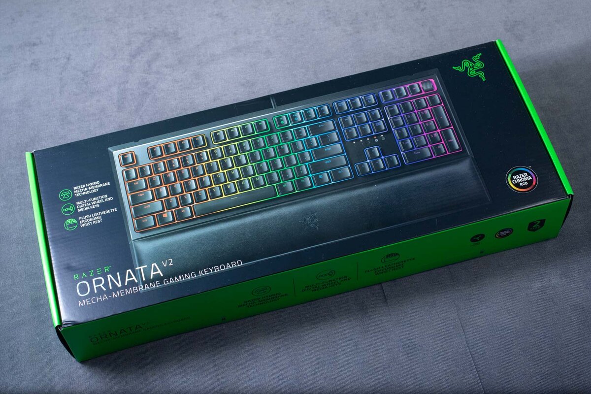 На лицевой стороне изображена клавиатура со включенной подсветкой и перечислены ее особенности в виде логотипов.