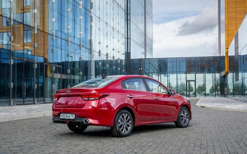 Вид на Киа Рио сзади.