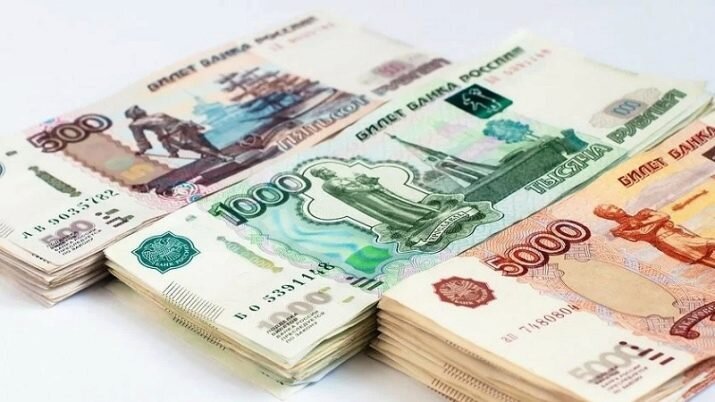 Содержание
Описание
Обязанности
Знания и навыки
Ответственность
Образование
Где можно работать?
Какая зарплата?

Каждый из нас во времена безоблачного детства задумывался о выборе будущей специальности. Кто-то хотел стать космонавтом, а кто-то – военным, врачом или кем-то еще. Сегодня мы расскажем о профессии, от которой многое зависит в области обеспечения комфортной и безопасной жизнедеятельности людей – это теплотехник.Описание

Поддержанием тепла в своих жилищах люди занимались с незапамятных времен. Сейчас уже трудно даже представить, что в благоустроенных домах, учреждениях или на промышленных объектах оно поддерживается с помощью печей. На смену им пришли централизованные системы теплоснабжения. Со временем они только совершенствовались, и появилась потребность в отдельной профессии – теплотехник. Работа профессионалов в этой области заключается в обеспечении бесперебойного снабжения теплом всех типов зданий и сооружений, как в государственном, так и в частном секторе. От квалификации специалистов зависит очень многое, в том числе комфортное нахождение людей в помещениях. Отключения тепла в холодное время года — это проста катастрофа.В сфере обеспечения комфортного микроклимата работает огромное количество людей на маленьких и больших предприятиях от котельных до АЭС. В зависимости от места работы могут меняться и требования. На некоторых предприятиях будет нужно заниматься не только поддержанием в порядке и ремонтом инженерных установок, но и проектированием систем канализации и кондиционирования. Проектировщик-теплотехник — это очень актуальная специальность, так как сбережение ресурсов сейчас выходит на первое место.Человек, выбравший эту профессию, должен иметь следующие личные характеристики:целеустремлённость;
особый технический склад ума;
усидчивость;
внимательность;
отличную память.

Также большое значение имеет физическое здоровье. Работа с оборудованием требует значительных усилий, и это может оказаться проблемой.Обязанности


На должностях теплотехников работают специалисты с инженерным и среднетехническим образованием, соответственно, и должностные инструкции у них разные. Есть определенные профстандарты, которые включают в себя все требования для специалистов в данной отрасли. Перечень обязанностей может меняться, исходя из того, на каком предприятии работает специалист, но есть и общий.Инженер-теплотехник обязан:знать всю документацию, которая нормирует его деятельность, режим работы предприятия, схему расположения коммуникаций и их параметры;
уметь устанавливать, ремонтировать оборудование и производить его безопасный пуск;
следить за тем, чтобы тепловое оборудование эксплуатировалось в соответствии с заданными параметрами;
производить контроль данных о затратах энергоресурсов;
заниматься анализом расхода тепло- и водозатрат;
составлять план действий по экономии энергоресурсов и следить за его реализацией;
контролировать систему тепло- и водоснабжения и предотвращать сбои в ее работе;
следить за выполнением правил безопасности в сфере своей ответственности;
принимать участие в пуске новых объектов и заключении договоров с потребителями услуг.

Получается, что по факту инженер-теплотехник должен выполнять не только технические задачи, но и вести различную документацию.Профстандарт техника немного проще и включает следующие пункты:специалист должен знать и уметь применять техническую документацию;
осуществлять под руководством более обученного специалиста контроль бесперебойной работой котельных, теплотрасс и другого оборудования;
следить за ведением и правильностью заполнения технических журналов персоналом;
если произошёл сбой в работе теплооборудования, немедленно сообщить своему руководителю и сделать запись в журнале о характере неисправности;
в случае появления жалоб на работу котельных зарегистрировать их и принять меры к устранению в самый короткий срок;
перед началом сезона отопления в обязательном порядке участвовать в предварительном пуске под нагрузкой систем теплоснабжения;
следить за тем, чтобы у подчиненных ему работников все документы и разрешения на работу с оборудованием были в наличии и соответствовали установленным нормам;
регулярно контролировать наличие на теплостанциях приборов измерения потребления ресурсов и документации;
соблюдать правила техники безопасности.
Техник выполняет большой объем работы, и от качества ее выполнения зависит безопасность жизни людей.Знания и навыки

Специалист любой квалификации в области теплотехники должен знать и в полной мере выполнять требования нормативной документации охраны труда и окружающей природы, все руководящие документы по способам ремонта и приема работ. Также понадобятся знания и умение работать на персональных компьютерах. Это и не странно: довольно часто придется заниматься составлением и проектированием схем теплоснабжения с применением новейшего программного обеспечения для повышения их эффективности.Мастера-теплотехники работают с большим количеством людей, находящихся у них в подчинении, или клиентами, и от них требуется высокая коммуникабельность и умение управлять персоналом. Нужно уметь читать чертежи и схемы, то есть имеется необходимость в базовых знаниях в области математики, химии и физики. Придется работать как индивидуально, показывая пример сотрудникам, так и в команде. Без руководящих способностей не обойтись. Специалист должен постоянно самообразовываться. Наука не стоит на месте, поэтому постоянно требуется обновлять свои знания.Ответственность

На теплотехников возлагается огромная ответственность. Если обязанности выполняются не в полном объеме или специалист делает работу несвоевременно, то может понести наказание – административное или в отдельных случаях уголовное. Наказание определяется в рамках закона и зависит от степени нанесенного материального и морального ущерба.
Также ответственность может вменяться за разглашение сведений об организации, составляющих коммерческую или служебную тайну, неправомерное использование своих полномочий, предоставленных текущей должностью.Образование

На такие должности назначают специалистов, прошедших обучение и получивших специализацию в техническом вузе, имеющем факультет «Теплоэнергетики и теплотехники». Лучше, конечно, получать специальность в престижных учебных заведениях, которых в стране немало, ведь после их окончания перечень возможностей будет гораздо шире.Высшее образование можно получить в таких известных институтах, как:Национальный исследовательский университет «МЭИ»;
Московский Политех;
СПбПУ Петра Великого;
Дальневосточный федеральный университет;
Мытищинский филиал Московского государственного технического университета им. Н. Э. Баумана.
Но помимо этого, есть еще много других в столице или регионах. Специальное образование предлагают и многочисленные колледжи. Лучшие из них находятся в Екатеринбурге, Омске, Казани и Уфе. Но если у вас есть амбиции, и вы хотите быть инженером, то в любом случае придётся заканчивать вуз. Многие предприятия желают иметь у себя сотрудников с полным инженерным образованием. Также после окончания университета вы можете выбрать научно-исследовательскую стезю, что после техникума (колледжа) невозможно.После окончания учебного заведения образование не заканчивается, и профессиональная переподготовка специалистов должна проводиться раз в пять лет, но не реже. Повысить квалификацию можно, пройдя курсы профессиональной переподготовки. Если у вас уже есть высшее образование по другому профилю, но вас заинтересовала теплотехника, также можно, воспользовавшись данными курсами, получить эту специальность, не получая второго образования и не тратя лишнее время.Где можно работать?

После окончания колледжа список вакансий не такой уж и маленький. Можно работать в местах, где требуются специалисты со средним профессиональным образованием. Это может быть должность бригадира, мастера, начальника участка. Инженеры имеют более широкую востребованность. Они требуются для работы в ТСЖ многоквартирных домов, могут трудиться энергодиспетчерами, конструкторами систем теплообеспечения.Инженеров-теплотехников ждут в государственном секторе – там они очень нужны в агентства и инспекции по контролю по энергоэффективности, на предприятия промышленности, в коммунальные хозяйства. Частные компании также с удовольствием принимают данных специалистов на должности аудиторов расхода энергии.Какая зарплата?

И теперь о приятном – о зарплате. Следует понимать, что она во многом зависит от региона, опыта работы и квалификации специалиста. Средняя зарплата по РФ варьируется в пределах 40 000 рублей. Минимум составляет 23 000 рублей, а максимум – 60 000 рублей. В Москве же наименьшая оплата труда – 30 000 рублей, а верхняя планка – 90 000 рублей.
Профессия теплотехника востребована и почетна, ведь практически в каждом населенном пункте есть предприятия для обеспечения тепла какого-нибудь объекта.