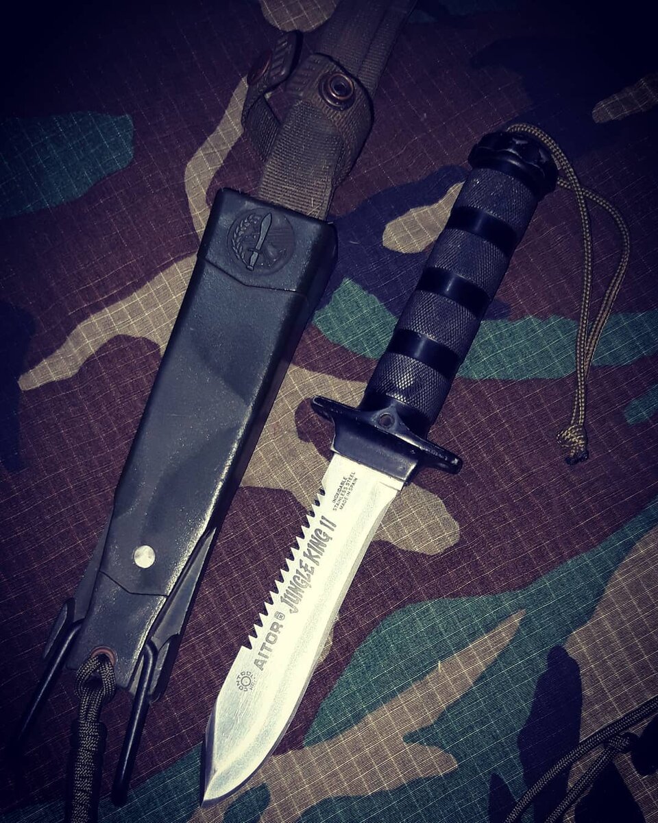 нож для выживания с пеналом