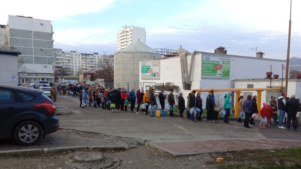 Очередь за водой - обычное дело в Новороссийске. Так быть не должно. 
Фото взято из свободного доступа сети интернет.