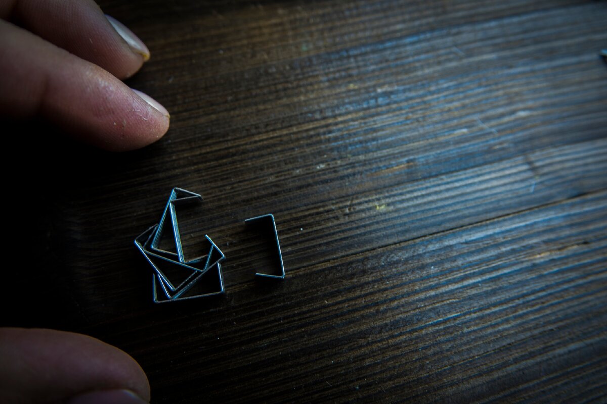 Украшение из скоб для степлера. Украшение из скрепок для степлера. Кубик из скоб для степлера пошагово. Кубик из скоб для степлера пошагово. Золотые скобы для степлера.