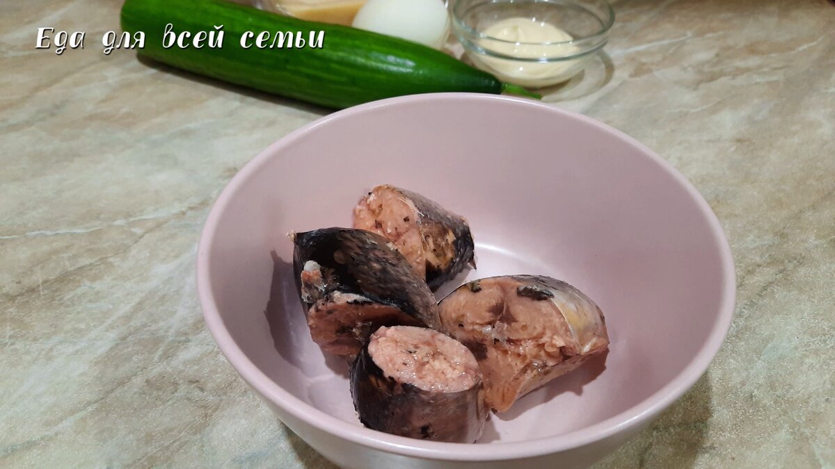 Жидкость с консервов нужно слить.