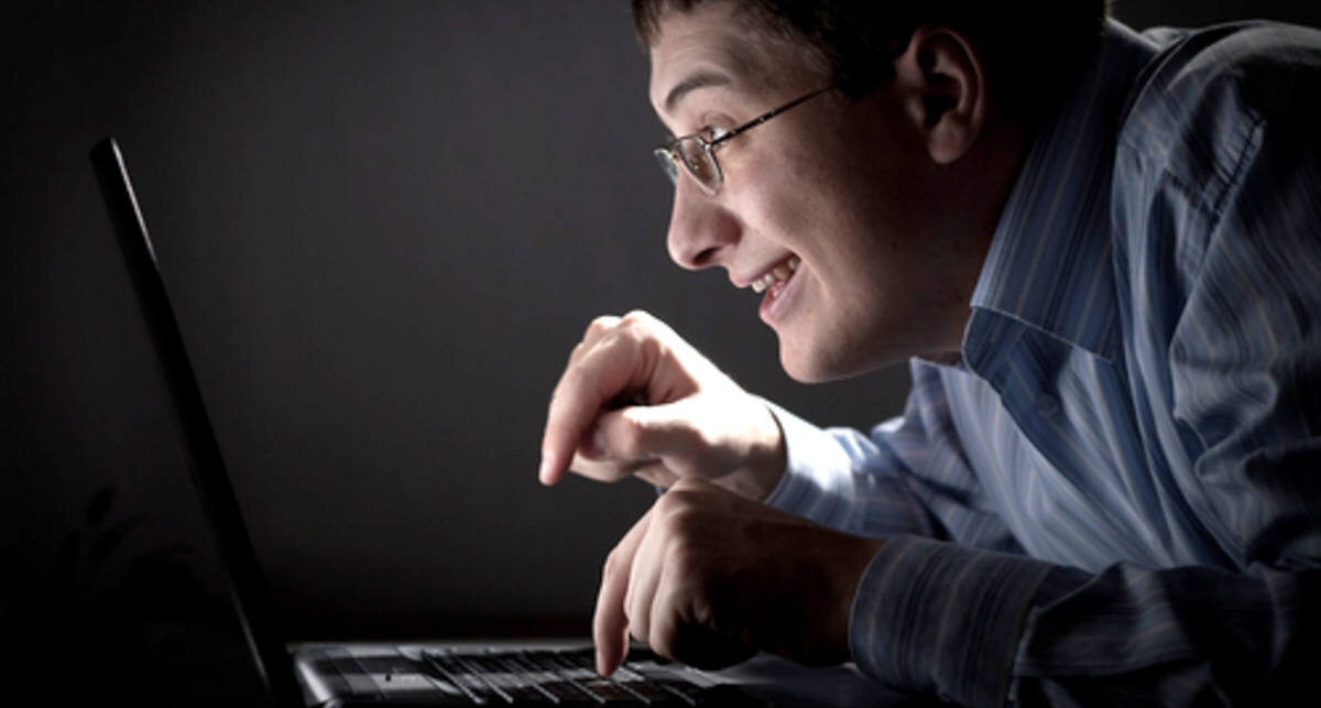 Общение в социальных сетях. Люди сидят в соц сетях. В сети ли. Общение в сети интернет. В сети ли.