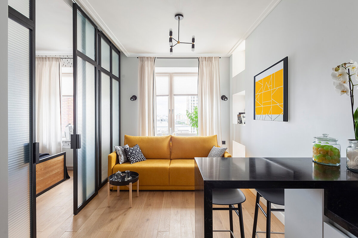 Заказчики, семейная пара, четко представляли портрет предполагаемого квартиросъемщика, и благодаря выверенному интерьеру им удалось отыскать именно его.