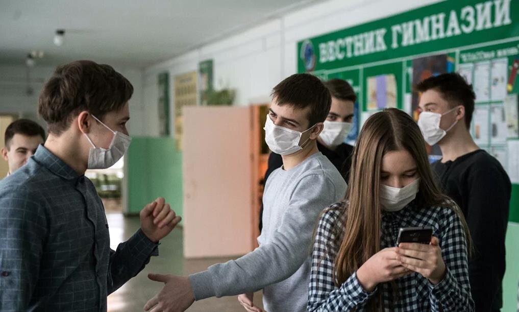 в нашей школе, к слову, дети ходят без масок. Да и везде. Маски только для взрослых) 