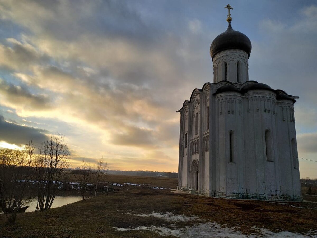 Храм Покрова на Нерли стоит уже около 900 лет. И, верим, простоит столько же
