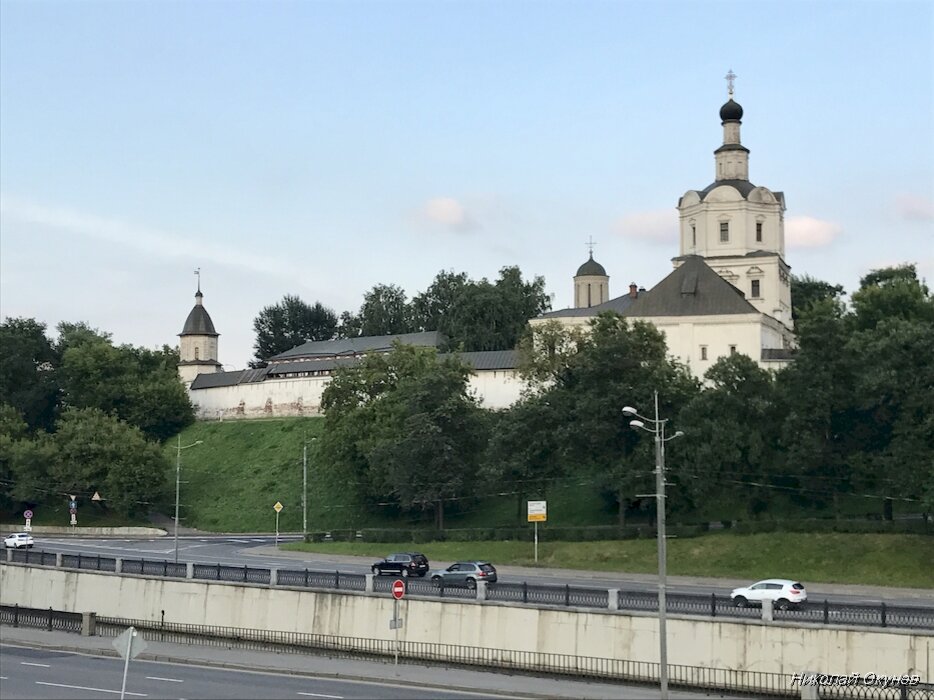 Если пойдёте от Курской, то с Костомаровского моста через реку Яузу увидите вот такой вид монастыря.