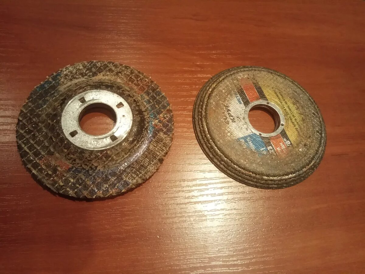 Пять миллиметровых дисков пирамидкой, (справа), и шлифовальный абразивный диск.