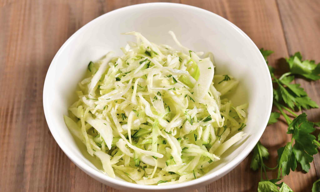 Caлaт из кaпycты c oгypцa