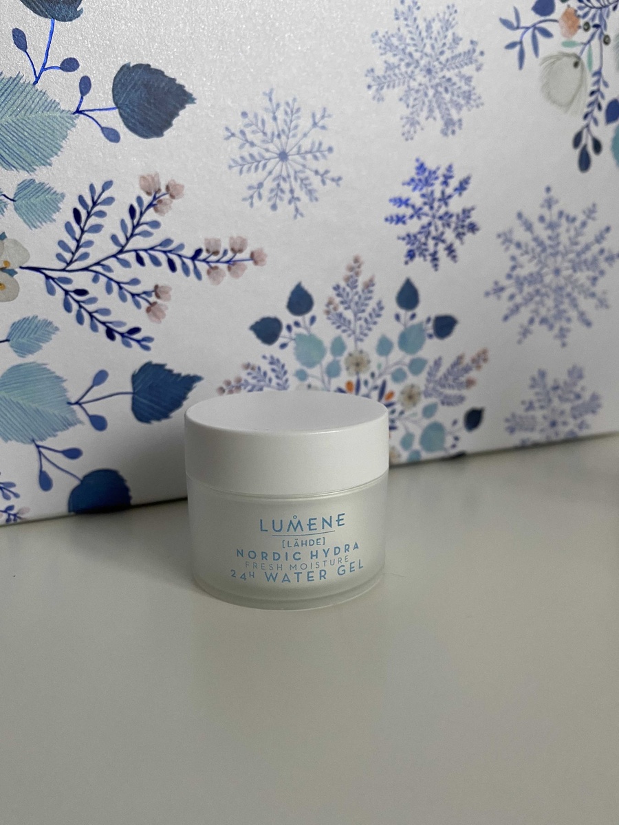 Реально гель. Голубенького цвета. Но жжется