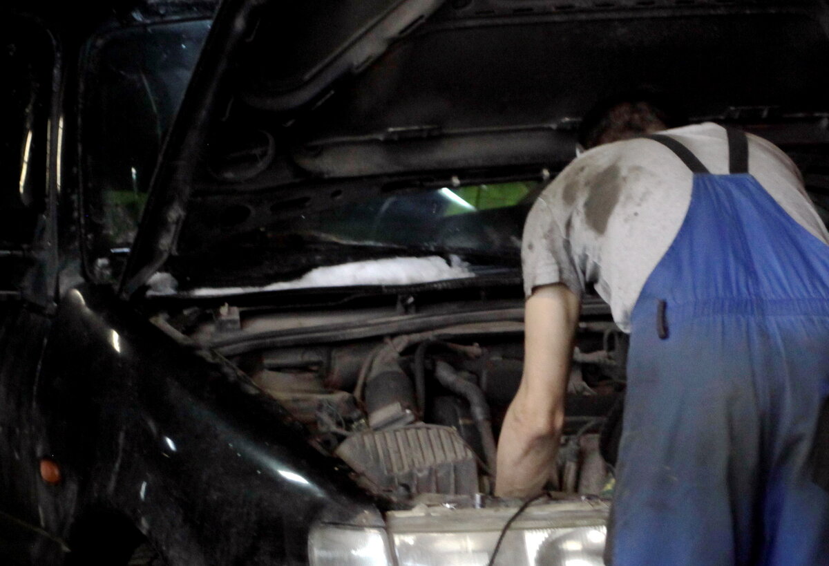 Моя машина не исключение фольксваген пассат В4 у которой отказал генератор.Вы знаете, что такое генераторы, прибор, который Дает ток , для того чтобы заряжался аккумулятор и чтобы машина ехала , чтобы свечи горели чтобы бензин взрывался в двигатели , короче я такой важный прибор без него машина может ехать , но не долго пока не разорился аккумулятор 