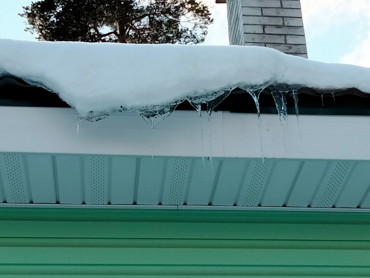 Сосульки и наледь под дымовой трубой