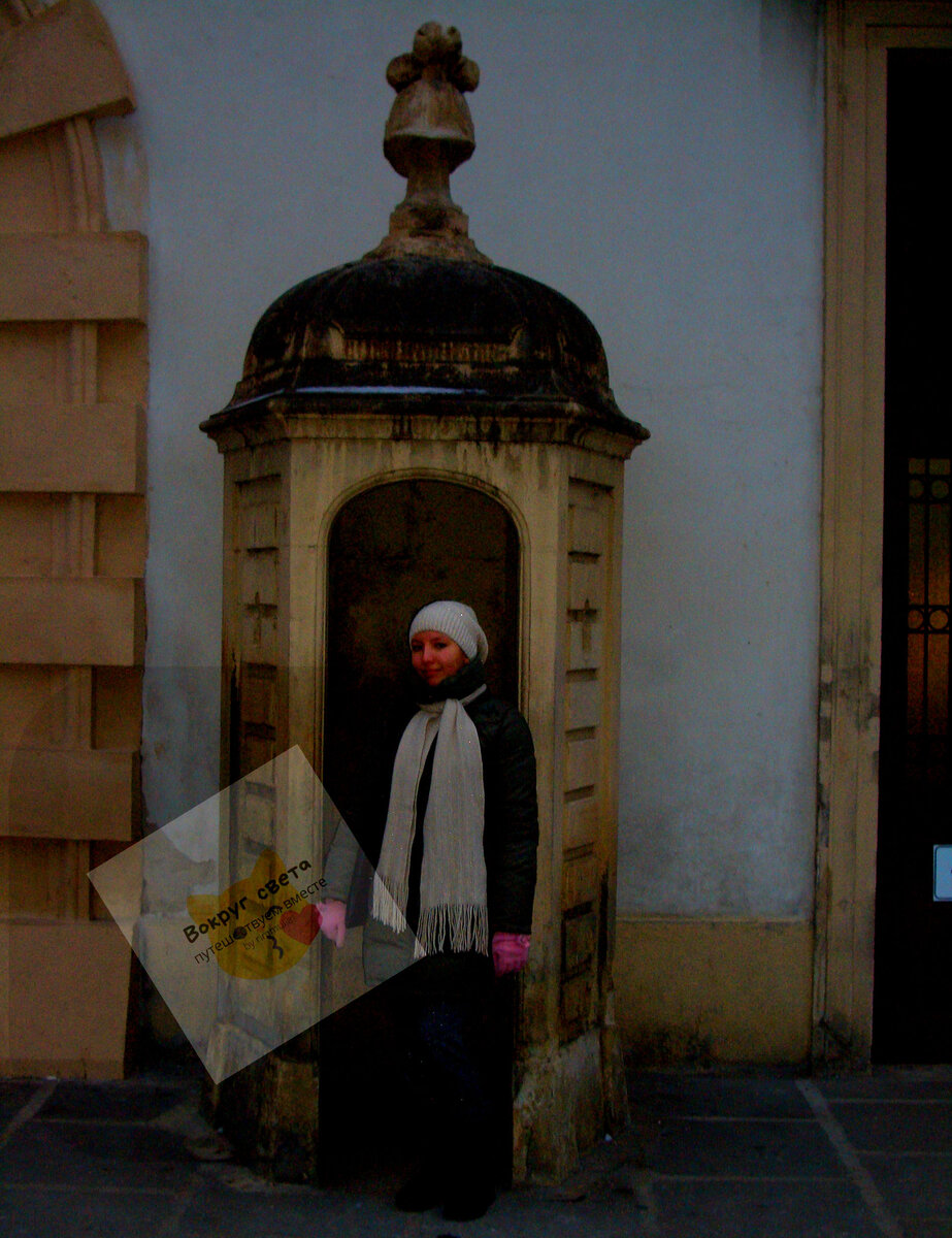 Вена. Дворец Хофбург. Каменная караульная будка.