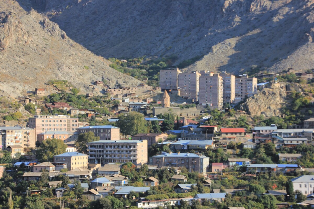 Так выглядит Мец Тах и церковь Сурб Аствацацин из района Покр Тах.