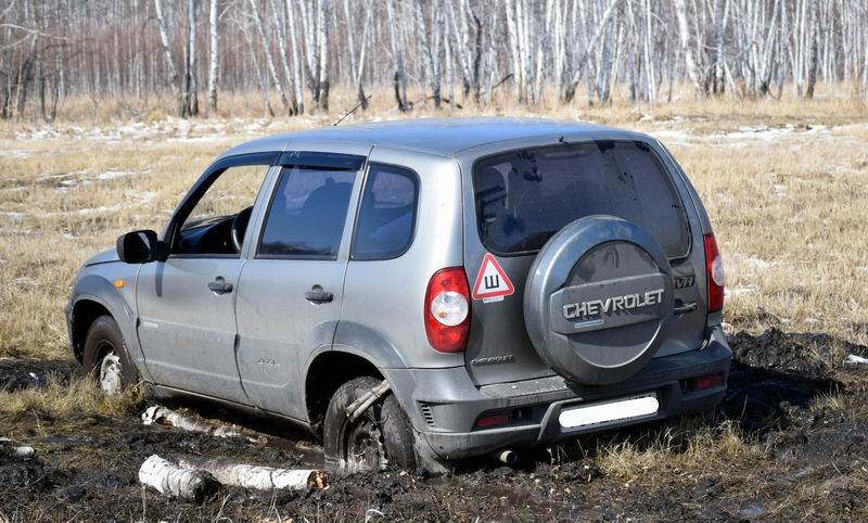 Фото не с мест описанных в истории, но наглядно демонстрирует принцип попытки срезать по короткой дороге. Несмотря на  явно видимый зазор между днищем и уровнем земли - машина уже "залипла".