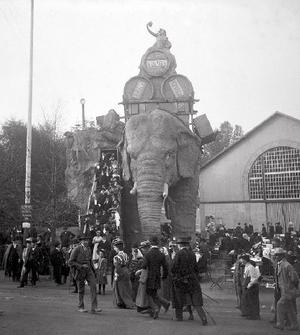 Публика валом валит в ресторан на выставке 1908 года